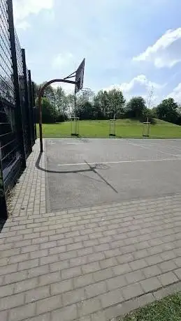 Photo de Basketballplatz im Park