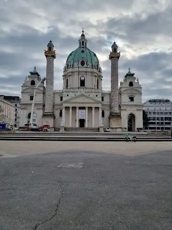 Photo de Teich vor der Karlskirche