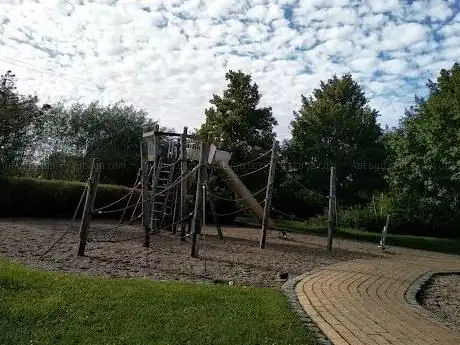 Photo de Spielplatz Fanny-Hensel-Straße
