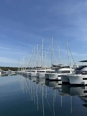 Photo de MARE Yachting | Yachtcharter in Šibenik Croatia