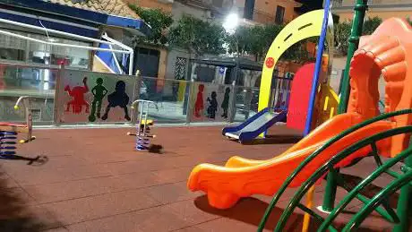 Photo de Piazza Dante Parco Giochi