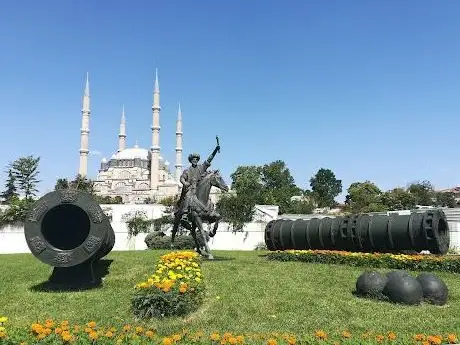 Photo de Fatih Sultan Mehmet Ve Şahi Topu Heykeli