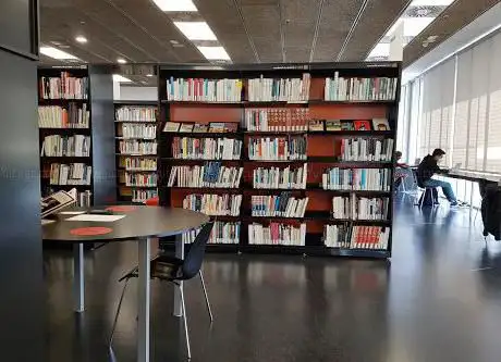 Photo de Sagrada Familia Public Library