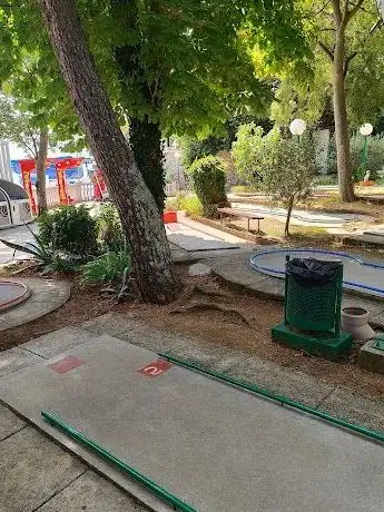 Photo de Zabavni park Mini Golf