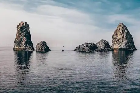 Photo de Faraglioni Aci Trezza