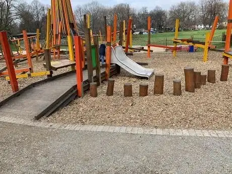 Photo de Spielplatz im Stadtpark
