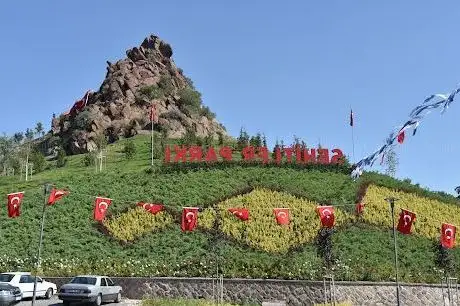 Photo de Şehitler parkı