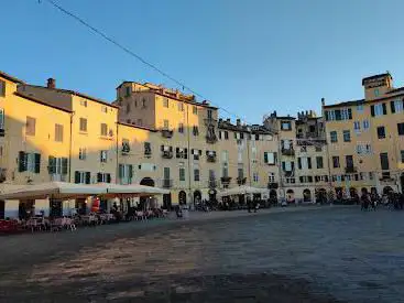 Photo de Piazza dell'Anfiteatro - Lucca