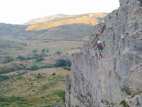 Photo de VÃ­a ferrata flores y lagunas Valle de Arbas