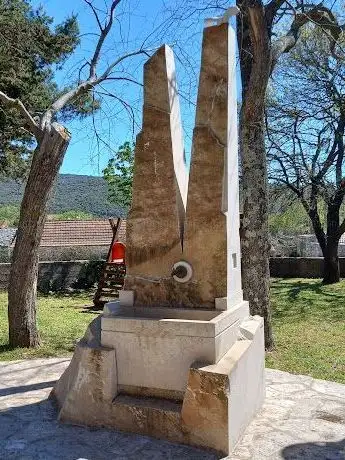 Photo de Spomen-ploča svećeniku Anti Biskupoviću žrtvi komunističkog terora