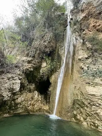 Photo de gündoğmuş yolu kenarı şelale