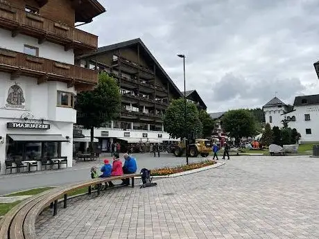 Photo de Dorfplatz Seefeld