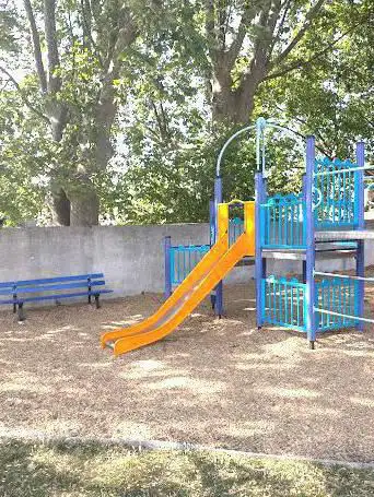 Photo de Parc avec jeux d'enfants