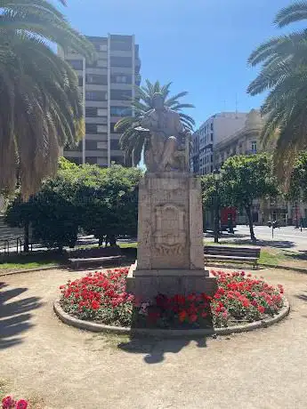Photo de Monument al pintor Pinazo