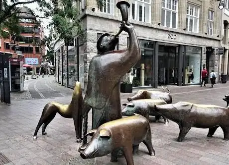 Photo de Swineherd and his flock