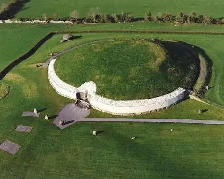 Brú na Bóinne Visitor Centre Newgrange and Knowth