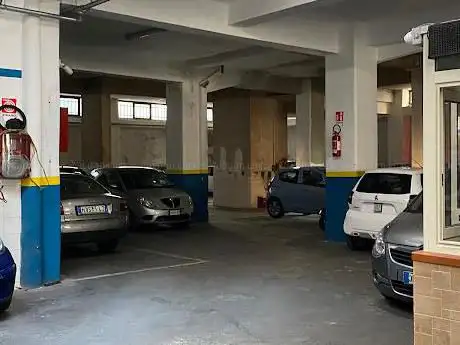 Photo de Parcheggio via Napoli H24 - Servizio Lavaggio - Abbonamento mensile Auto Moto - Parcheggio ad Ore - Parcheggio giornaliero - Parcheggio Notturno - Aperto Domenica e Festivi
