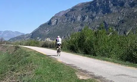 Photo de Ciclabile lungo adige