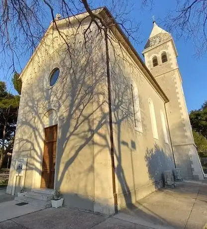 Photo de Church of the St. John the Baptist