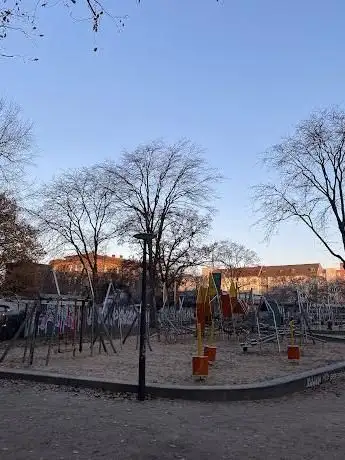 Photo de Kleiner Tiergarten Spielplatz