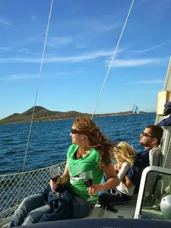 Photo de Virazon Charter - Alquiler de veleros  clases de vela de crucero y paseos en velero.