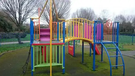 Photo de Lombardy Children's Park/Play Area