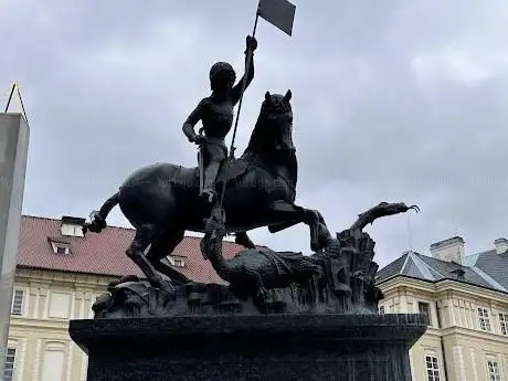 Photo de Fountain and statue of Saint George  Prague Castle