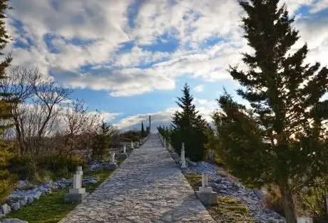 Photo de Memorijalni park domovinskog rata – Malačka