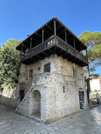 Photo de The Romanesque House
