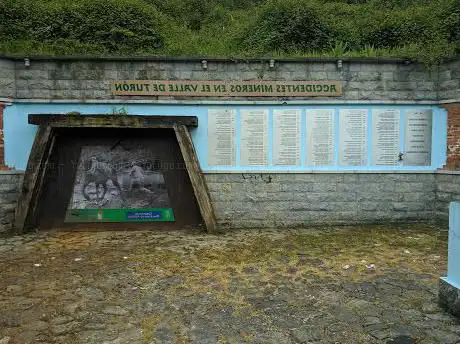 Photo de Retired Mining Monument