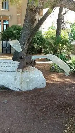 Photo de Monumento ai Caduti dell' Aria