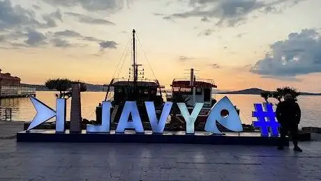 Photo de Ayvalık Meydanı