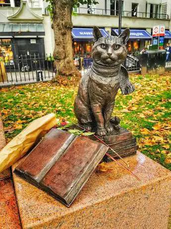 Photo de Street Cat Bob Memorial Statue