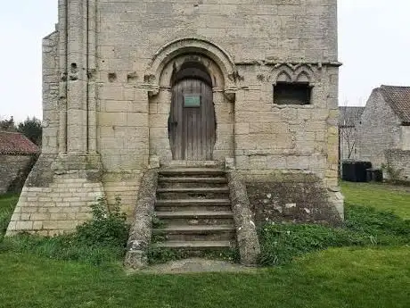 Photo de Temple Bruer Knights Templar Preceptory Tower
