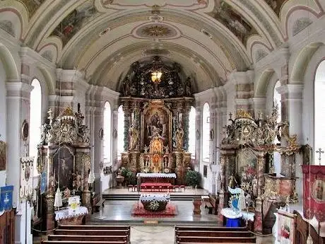 Photo de Pfarrkirche Mariä Himmelfahrt (Halfing)