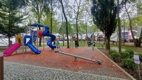 Photo de Yenilevent Faruk Nafız Çamlıbel Parkı