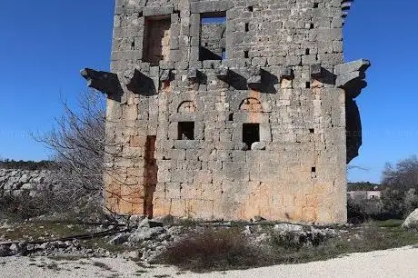 Photo de Üç Ayaklı Harabeleri (Villa Rustica)