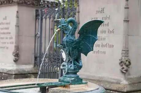 Photo de Basilia: Basilisk am Eingangstor zum Kannenfeldpark