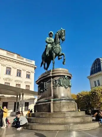Photo de Statue of Archduke Albrecht