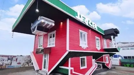 Photo de Upside down House