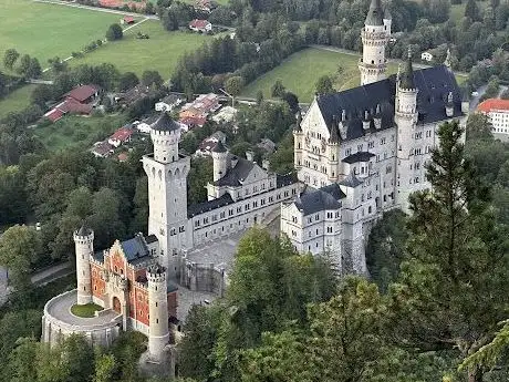 Photo de Viewpoint of the Neuschwanstein castle and Alpsee