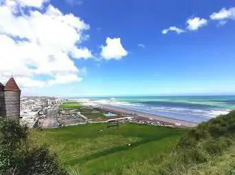 Photo de Cliff-Top Beach and Castle View