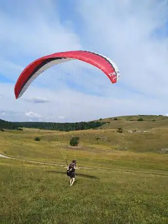 Photo de VremÅ¡Äica - Å¡olski teren