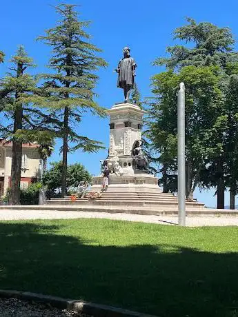 Photo de Monument to Raphael
