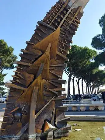 Photo de Arco dei Padri Costituenti di Arnaldo Pomodoro