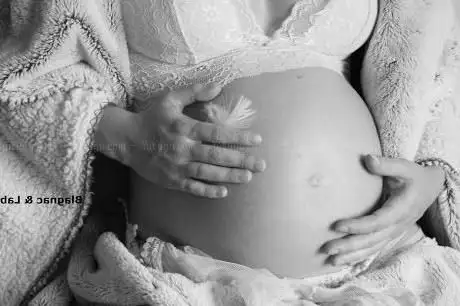 Photo de deux mains sur bébé
