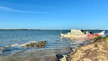 Photo de Robinson Quinta da Ria - Abandoned boat