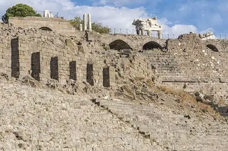 Photo de Pergamon Amfi Tiyatro( dünyanın en dik amfi antik tiyatrosu)