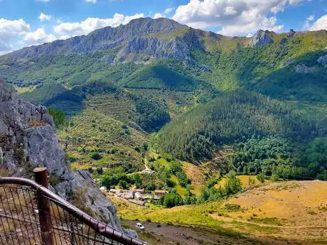 Photo de Cueva De Llamazares