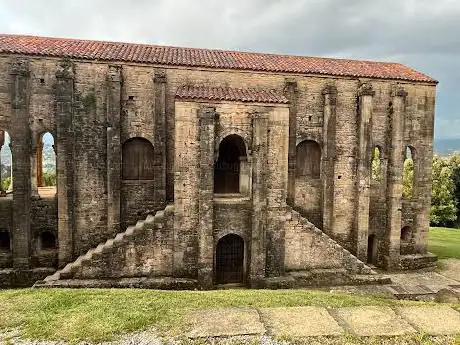 Photo de Église Santa MarÃa del Naranco d'Oviedo